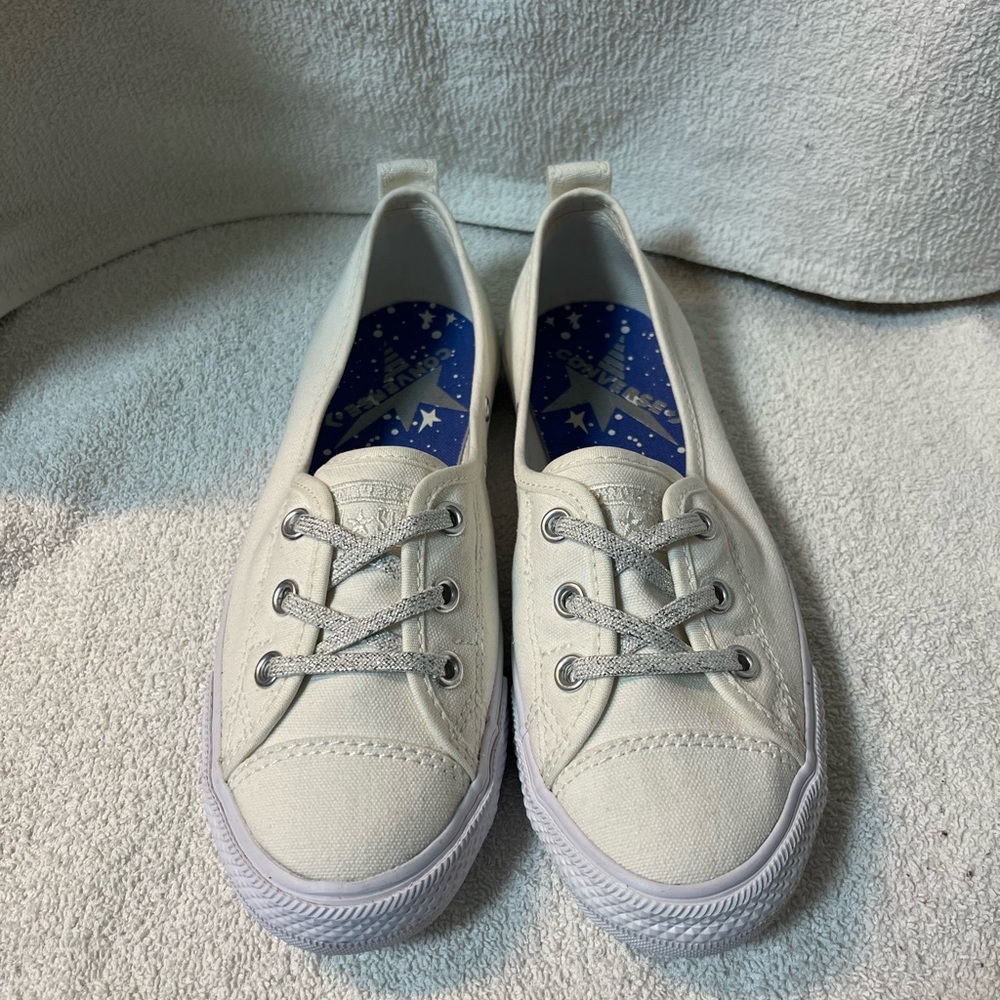 NWOT Converse All Stars girls white ballet lace slip on in size 5.5